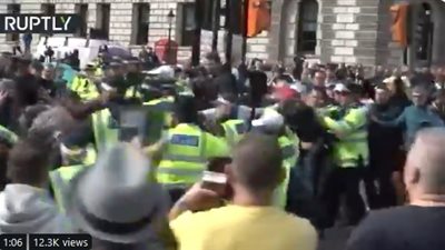 اشتباكات بين مؤيدي ورافضي 