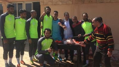 لاعبو بتروجت يذبحون عجلا قبل انطلاق مران الفريق (صور)