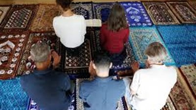 نشرة الأخبار: بدون حجاب.. مسلمات فرنسا يأممن الصلاة بالرجال.. والأهلي يمنع مجلسه من السوشيال ميديا