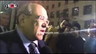 بالفيديو.. مصطفى الفقي يواسي زوجة هيكل في عزائه بـ«عمر مكرم»