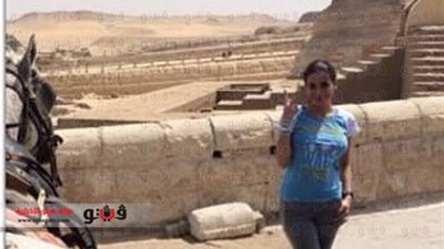 بالصور.. «دومنيك» تقضي إجازتها تحت سفح الأهرامات