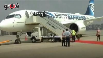 أول فيديو لطائرة مصر للطيران الجديدة بمطار القاهرة