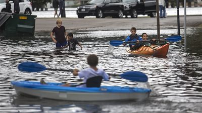 لحظة انهيار رافعة أعلى مبنى بسبب قوة الرياح (فيديو وصور)