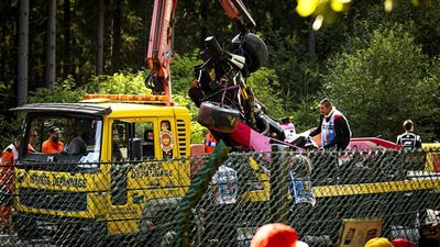 انقلاب خطير لسيارة سباق والسائق ينجو بأعجوبة (فيديو وصور)