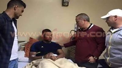 بالصورة.. شوقي غريب يزور «عبد العزيز» الإسماعيلي في المستشفى