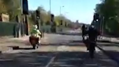 ركاب دراجات نارية يتحدون شرطيا بحركات خطيرة (فيديو وصور)