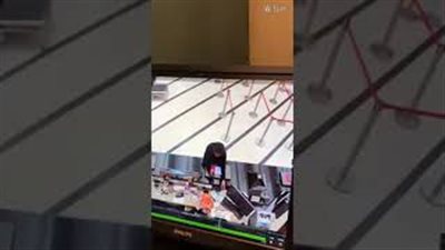 مشهد مروع لـ«حرامي» يهدد موظفا بمسدس ويسرق بنكا (فيديو)