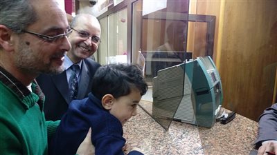 لحظة تبرع أصغر طالب بمصروفه لصندوق تحيا مصر ببورسعيد (فيديو وصور)