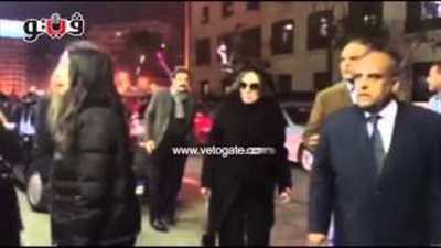 بالفيديو.. وصول عادل أمام ولبنى عبد العزيز عزاء «هيكل» بالتحرير