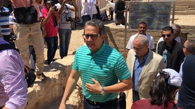 وزير الآثار يفتتح مقبرتين جديدتين في 