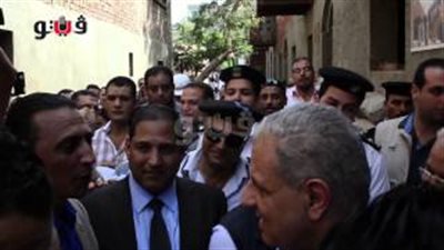 بالفيديو.. أحد أهالي عزبة «العسال» يستقبل «محلب» بـ«قصيدة شعر»