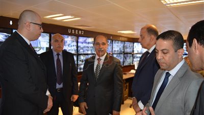 وزير الطيران يتفقد سير العمل والمشروعات المستقبلية بمطار الغردقة (صور)