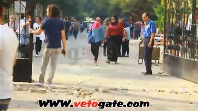 بالفيديو..هدوء بجامعة عين شمس بعد اشتباكات بين الإخوان والطلاب