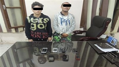 حبس عاطلين متهمين بسرقة الهواتف المحمولة باستخدام دراجة نارية