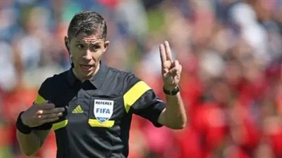 طاقم حكام نهائي الكأس يعاين أرضية ملعب برج العرب