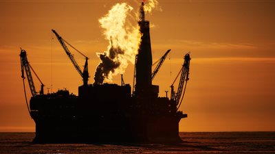 هبوط الأسهم العالمية يؤثر سلبا على أسعار النفط