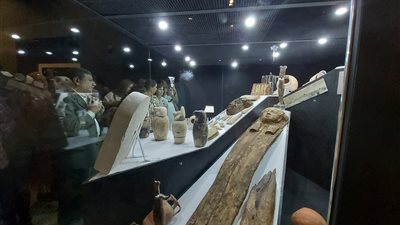 وزير الآثار يفتتح معرضا مؤقتا لآثار بعثة العساسيف بمتحف الأقصر