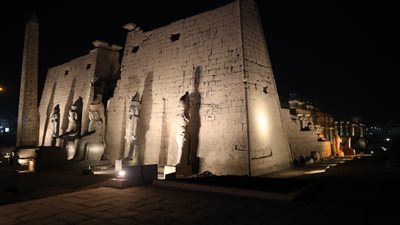 الآثار: ترميم أحد تماثيل رمسيس الثاني بالجهة الغربية لمعبد الأقصر