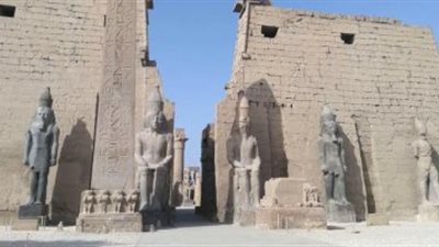 مفاجأة.. أحد تماثيل واجهة معبد الأقصر لأمنحتب