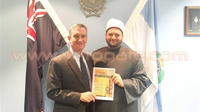 مستشار المفتي يسلم رئيس شرطة سيدني نسخة من مجلة دار الإفتاء