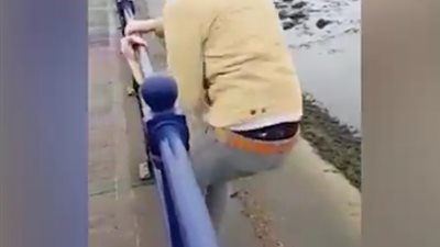 موقف محرج لشاب أسقط بطاقته الائتمانية بالقرب من حافة نهر (فيديو)