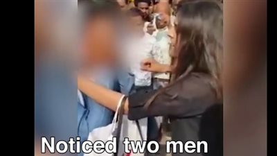 فتاة تمسك بمتحرش وتسلمه للشرطة (فيديو)