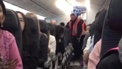 انفجار هاتف في يد امرأة على متن طائرة (فيديو وصور)