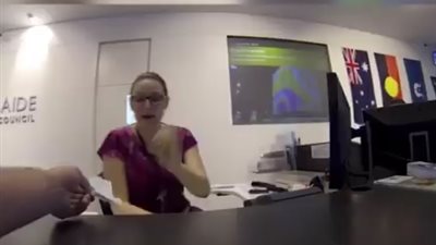 طريقة دفع رجل غرامته تفسد يوم موظفة (فيديو)