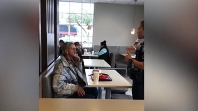 طرد مشرد من مطعم ماكدونالدز يثير غضب مواقع التواصل (فيديو وصور)