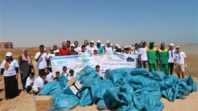 100 شاب يشاركون في حملة لنظافة شاطئ المانجروف بالغردقة ( صور )