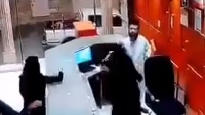 لحظة اعتداء نزيل على موظفة فندق بالسعودية (فيديو)