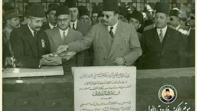 صورة نادرة للملك فاروق خلال افتتاحه دار رعاية أطفال عمال غزل المحلة