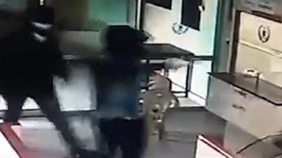 لحظة اقتحام لصين مسلحين بنك وسرقته (فيديو)