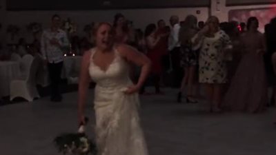 عروس تتعرض لموقف محرج في حفل زفافها (فيديو)