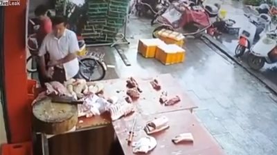 رجل يسرق قطعة لحم من متجر (فيديو)