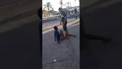 نهاية مروعة لشاب حاول الاستعراض أمام الفتيات (فيديو)