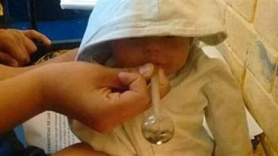 طفل يتعاطى مخدر الميث يثير غضب رواد مواقع التواصل