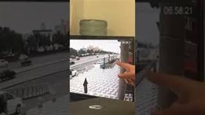 لحظة تعرض سيارة لحادث مروع في الرياض (فيديو)