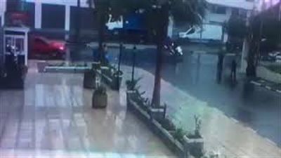 لحظة سرقة لص يستقل دراجة نارية فتاة أمام المارة (فيديو)