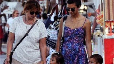 بالصور.. «لميس» التركية برفقة ابنتيها التوءم