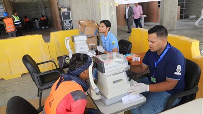 الكشف على 1075 عاملا غير منتظم وإجراء عمليات ضمن قافلة 