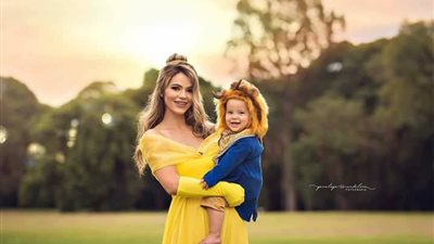 جلسة تصوير لأم ورضيعها مقتبسة من فيلم «الجميلة والوحش» (صور)