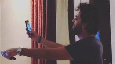 إسلام جمال يغني 