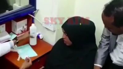 «علقة ساخنة» من رجل لزوجته لخوفها من «الحقنة» (فيديو)