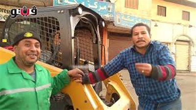 عمال النظافة للمواطنين: من فضلك ألقى القمامة في الصندوق (فيديو)