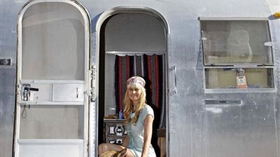 بالصور.. أمريكية تعيش في الغابة هروبًا من 