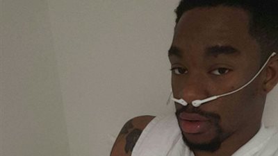 بالصور.. شاب يستخدم سماعة «آيفون» ليخدع مدرسا بمرضه