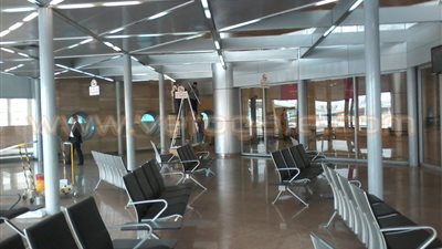 بالصور.. تجهيز صالات مكيفة لاستقبال أهالي المسافرين بمطار القاهرة