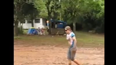 شاب ينفذ مقلبا مرعبا في صديقته (فيديو)