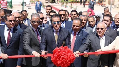 وزيرا التعليم العالي والإنتاج الحربي يفتتحان معمل تصنيع الألواح الشمسية بسوهاج